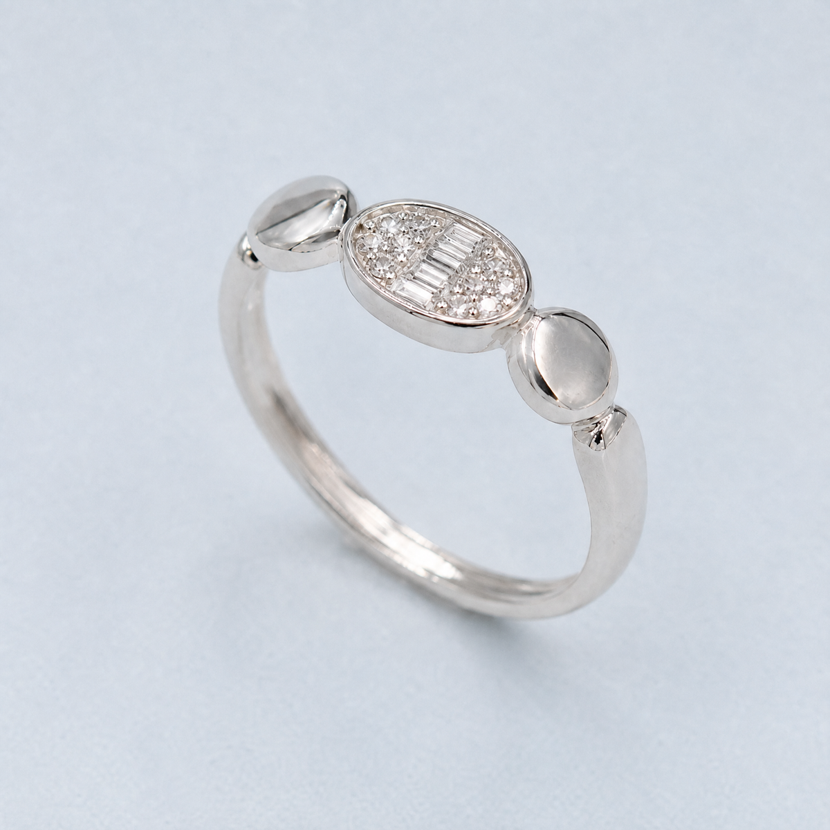Oval Baguette Disc Ring in 925 sterling silver, angled view