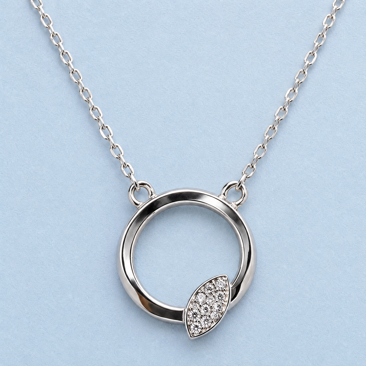 Leaf Sparkle Circle Necklace in 925 sterling silver, front view