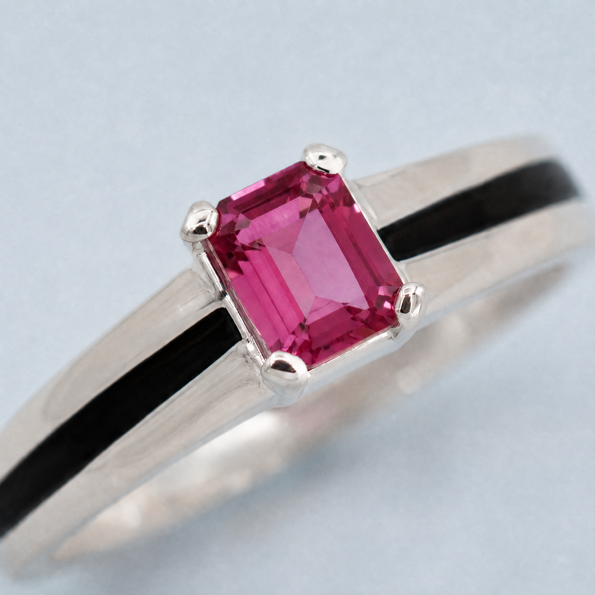 Black Line Pink Solitaire Ring in 925 sterling silver, close-up of the stone