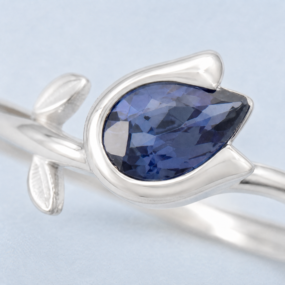 Blue Tulip Bud Ring in 925 sterling silver, close-up of the stone
