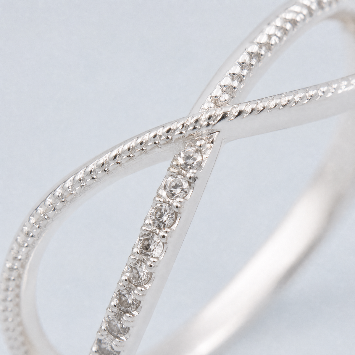 Infinity Crossover Midi Ring in 925 sterling silver, close-up of the stone
