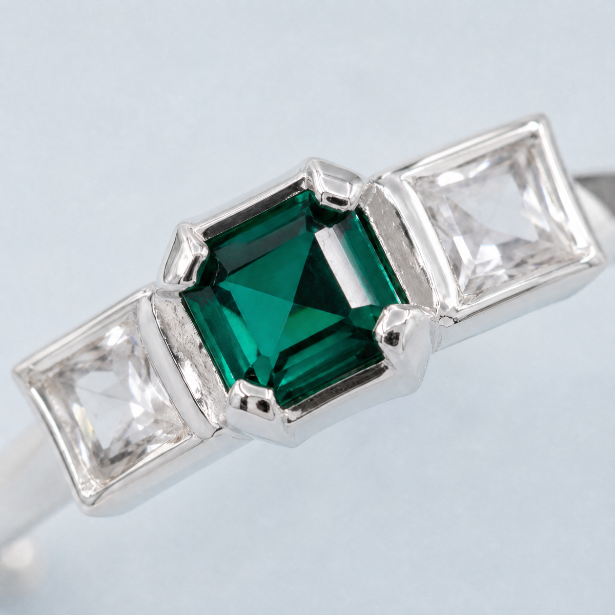 Green and Clear Trio Ring in 925 sterling silver, close-up of the stone