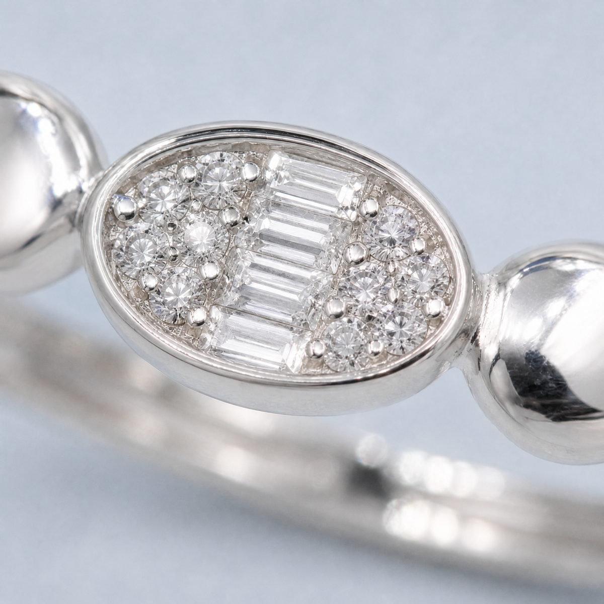 Oval Baguette Disc Ring in 925 sterling silver, close-up of the stone
