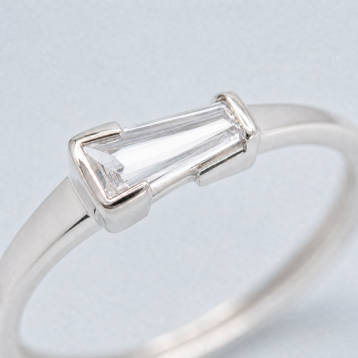 Tapered Baguette Bar Ring in 925 sterling silver, close-up of the stone