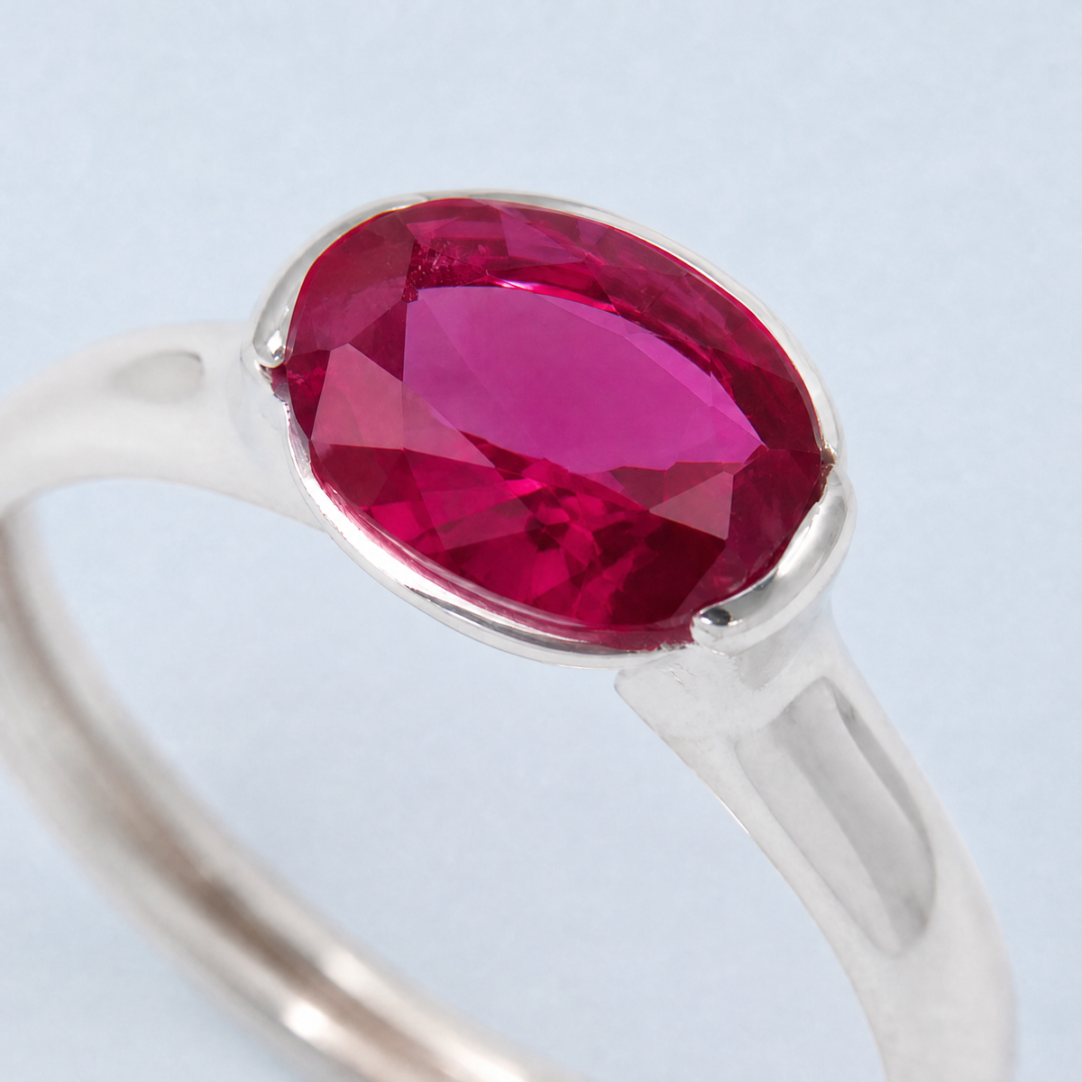 East West Oval Pink Ring in 925 sterling silver, close-up of the stone
