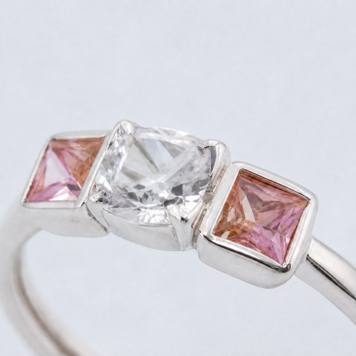Clear and Pink Trio Ring in 925 sterling silver, close-up of the stone