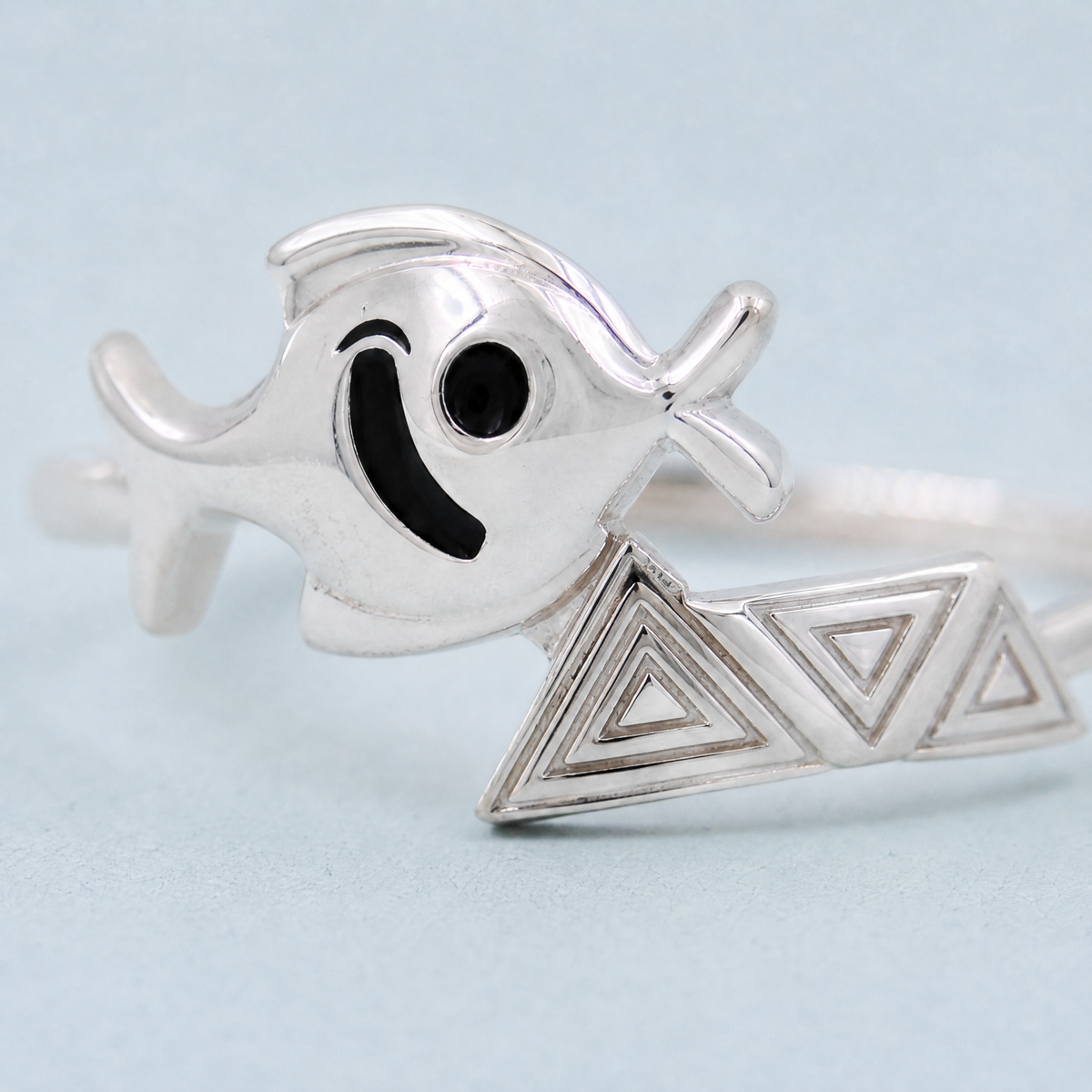 Smiling Fish Bypass Ring in 925 sterling silver, close-up of the fish