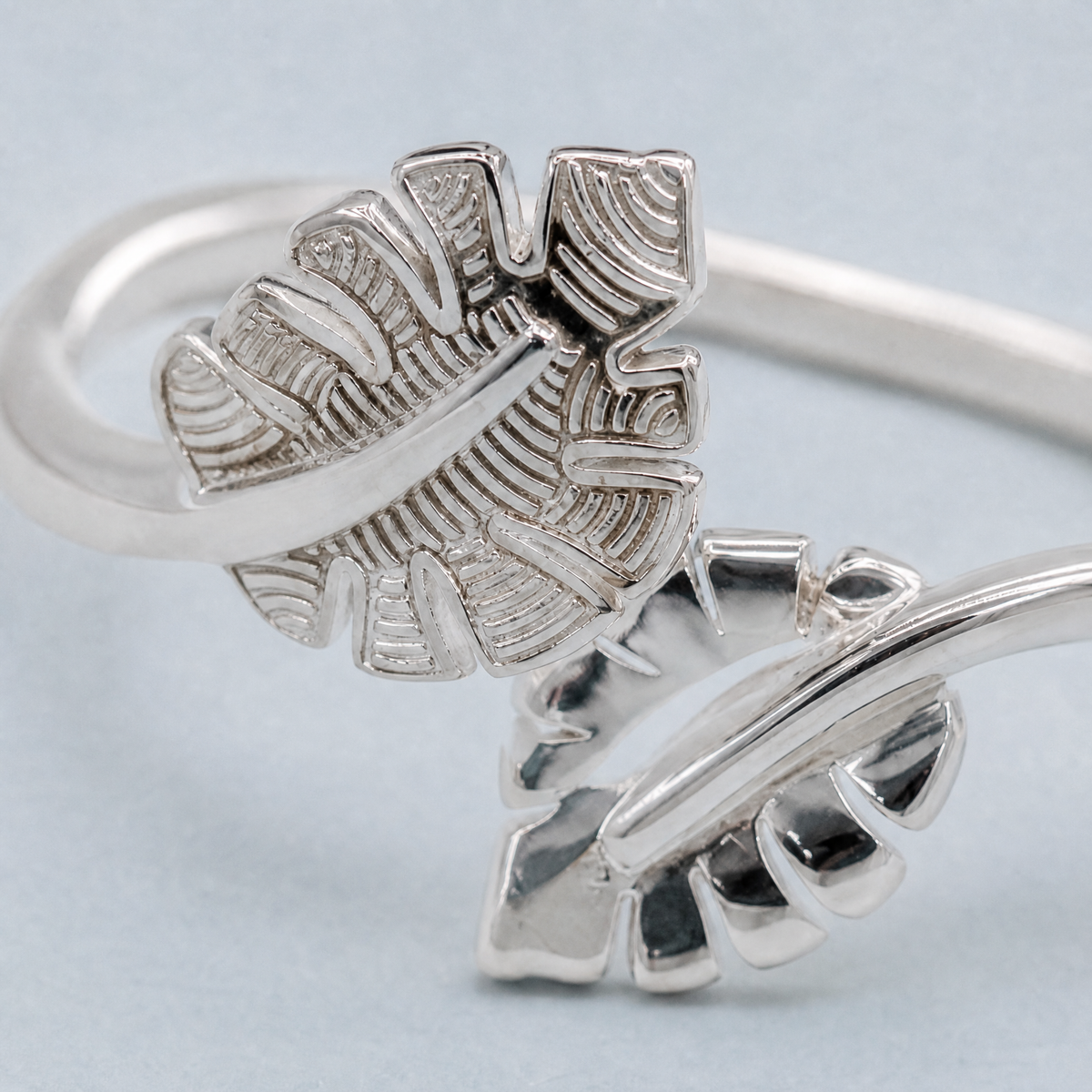 Twin Leaf Bypass Ring in 925 sterling silver, close-up of the leaves
