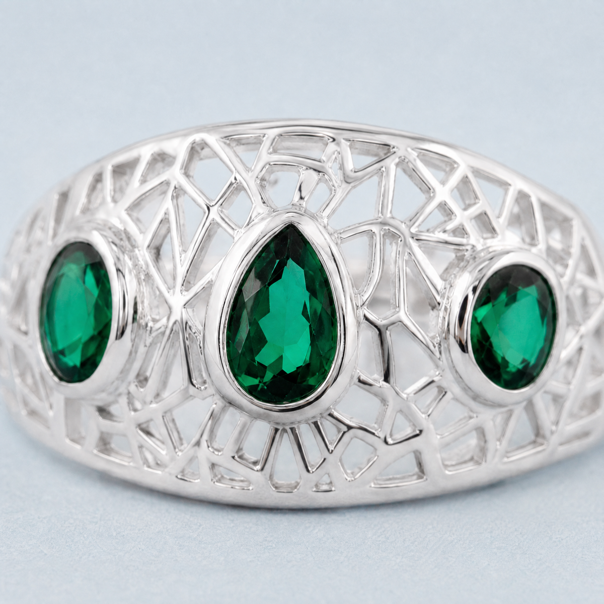 Green Trio Openwork Dome Ring in 925 sterling silver, close-up of the stone
