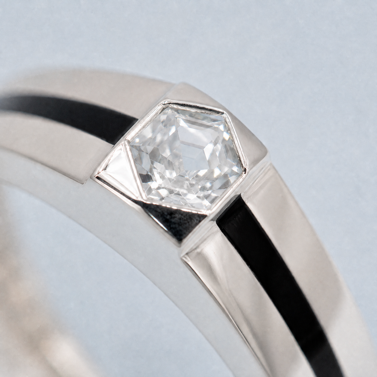 Black Line Hexagon Ring in 925 sterling silver, close-up of the stone