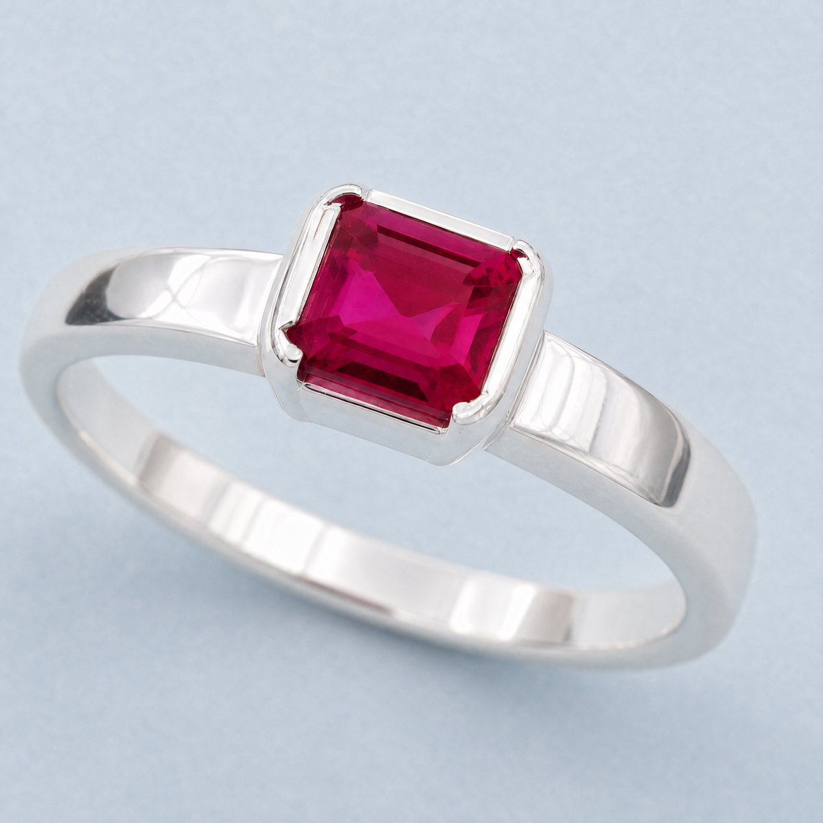 Raspberry Square Solitaire Ring in 925 sterling silver, close-up of the stone