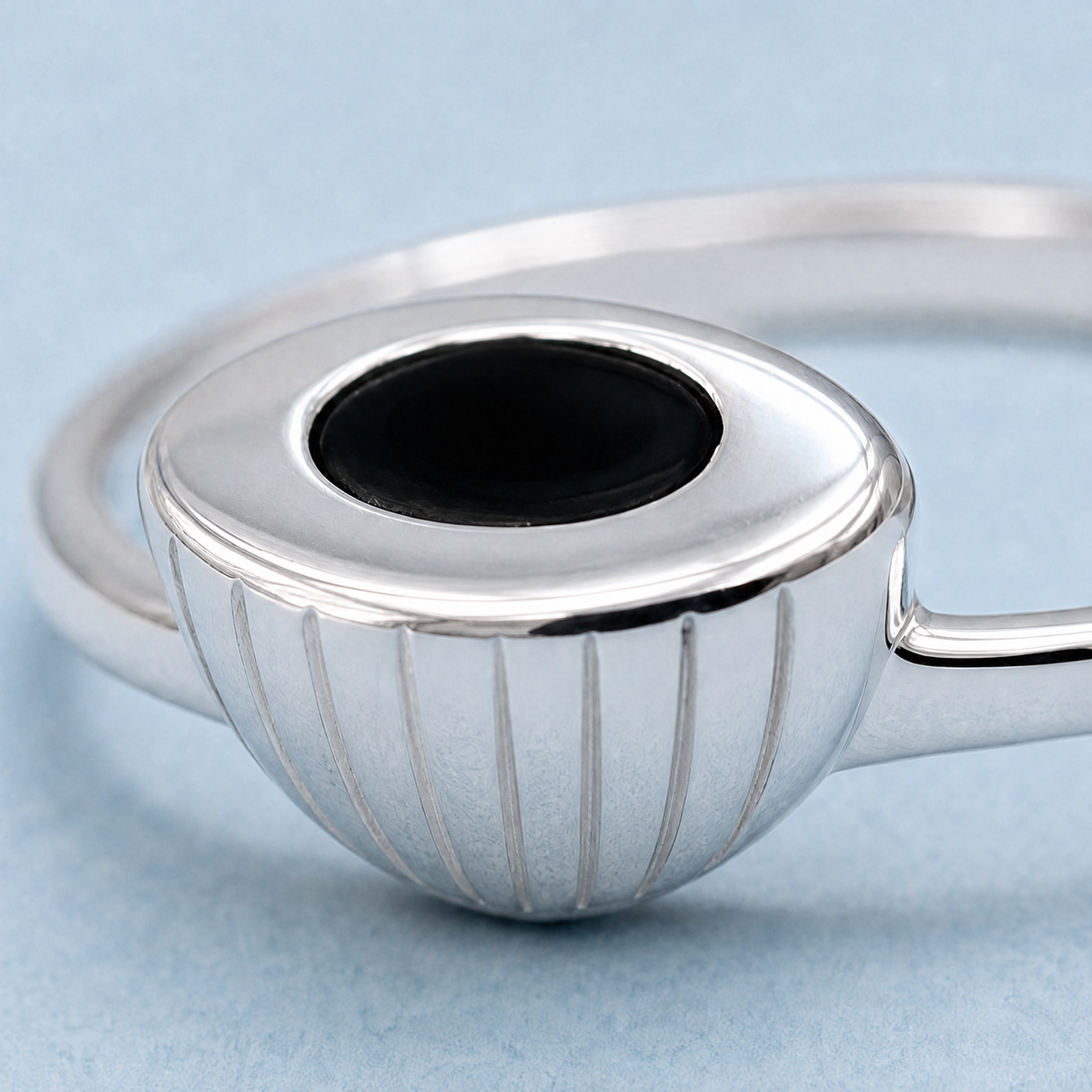 Black Oval Ribbed Cup Ring in 925 sterling silver, close-up of the stone