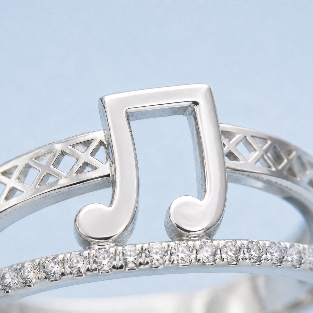 Music Note Double Band Ring in 925 sterling silver, close-up of the stone