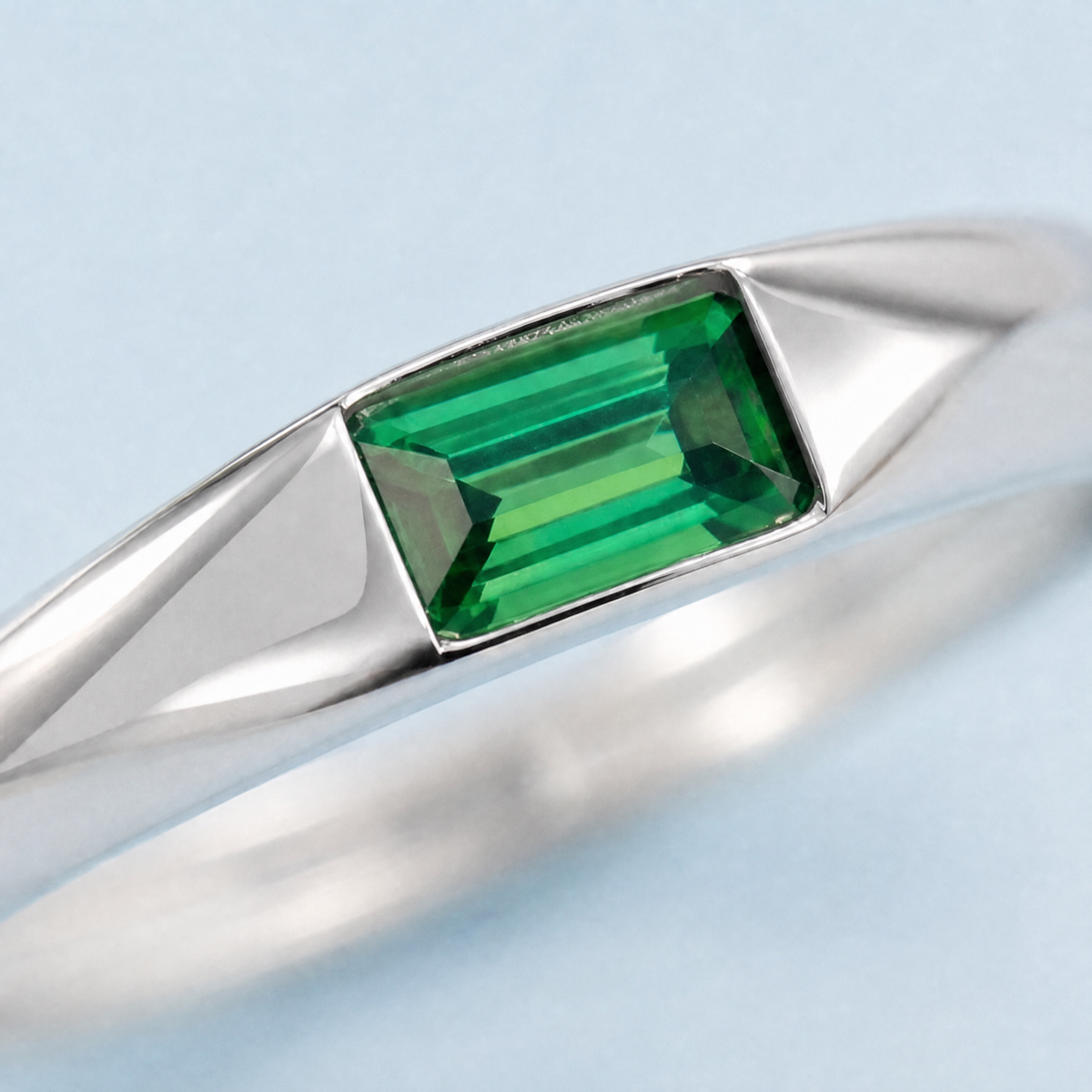 Green Baguette East West Ring in 925 sterling silver, close-up of the stone