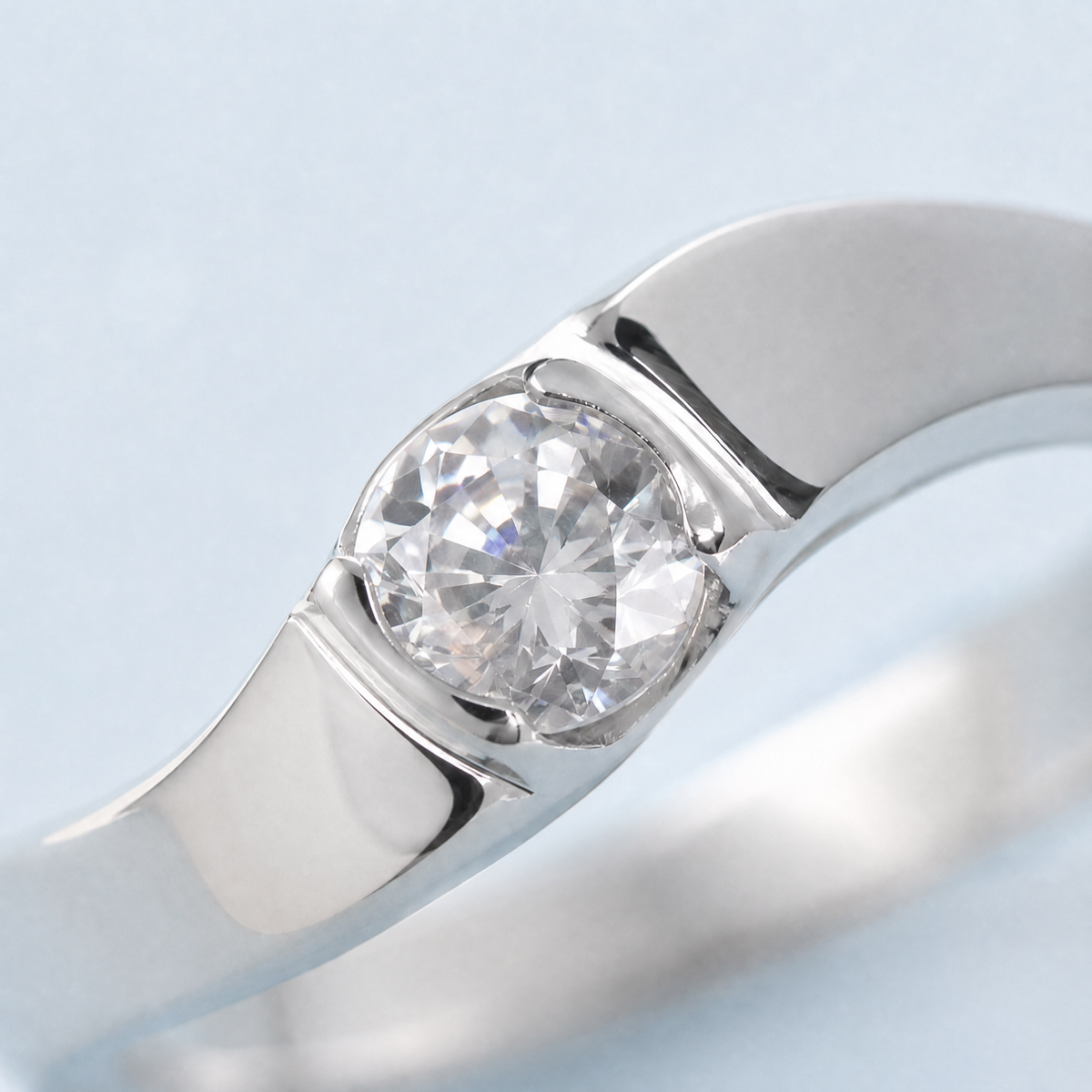 Wave Band Clear Solitaire Ring in 925 sterling silver, close-up of the stone