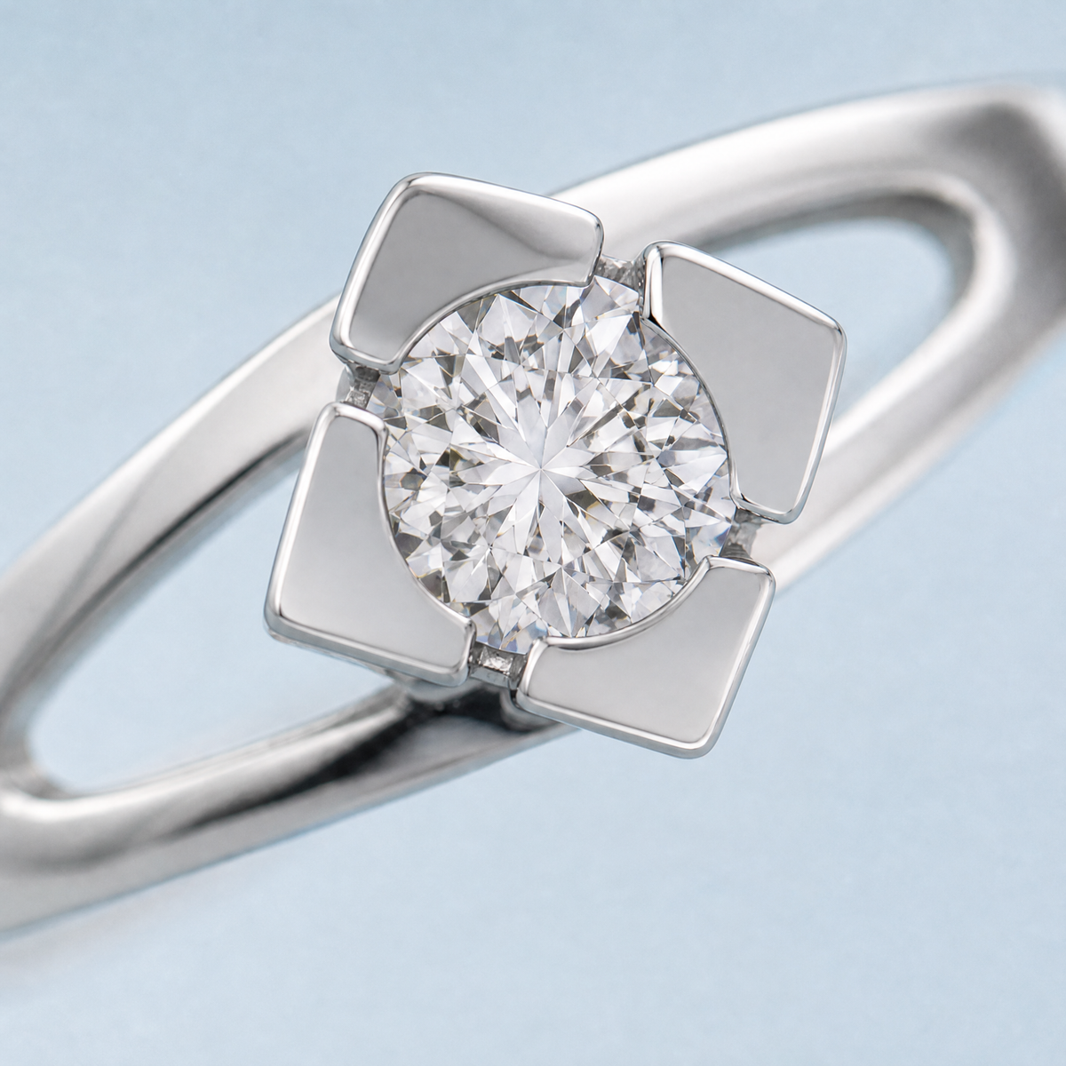 Four Petal Frame Solitaire Ring in 925 sterling silver, close-up of the stone