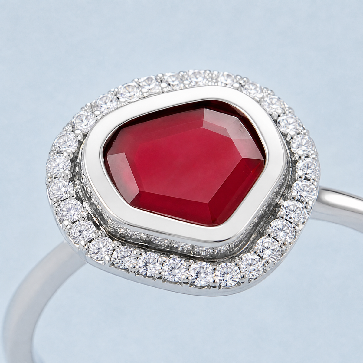 Red Geometric Halo Ring in 925 sterling silver, close-up of the stone