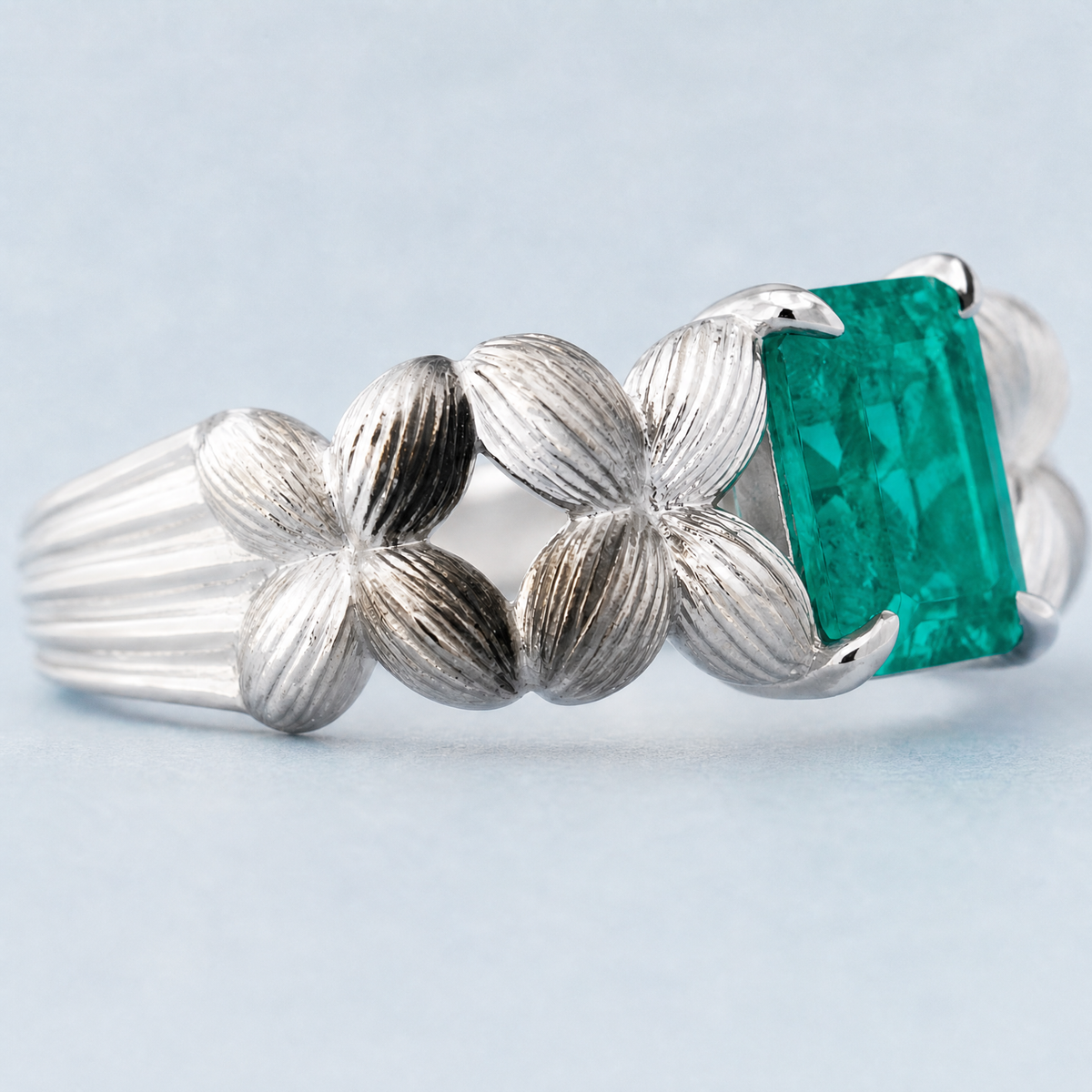 Green Stone Flower Shoulder Ring in 925 sterling silver, close-up of the flowers