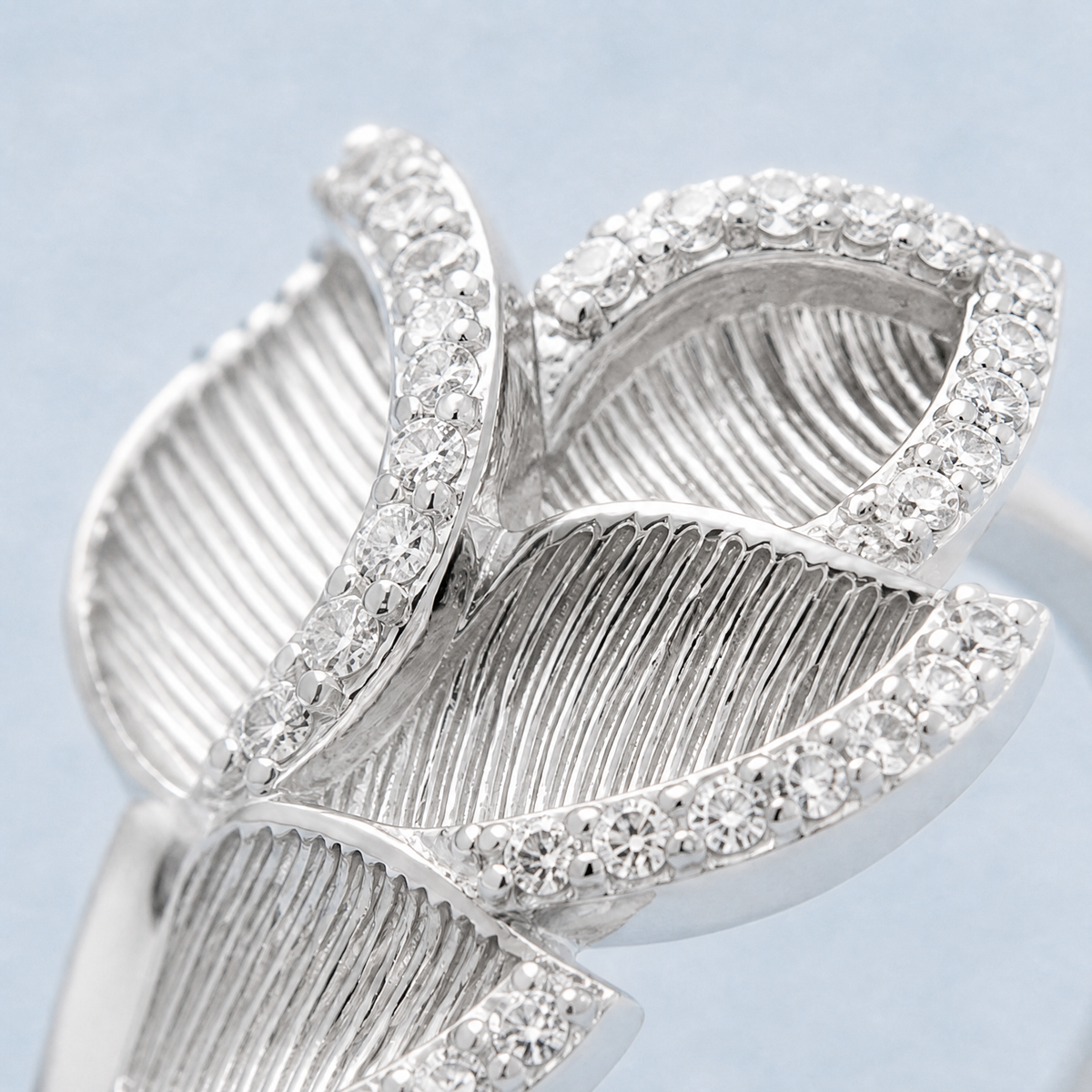 Leaf Cluster Pavé Ring in 925 sterling silver, close-up of the leaves