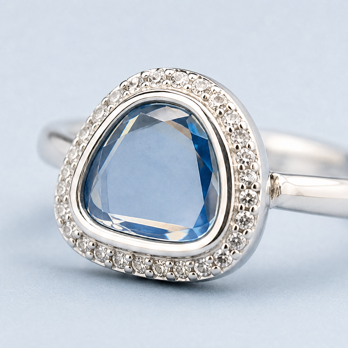 Blue Triangle Halo Ring in 925 sterling silver, close-up of the stone