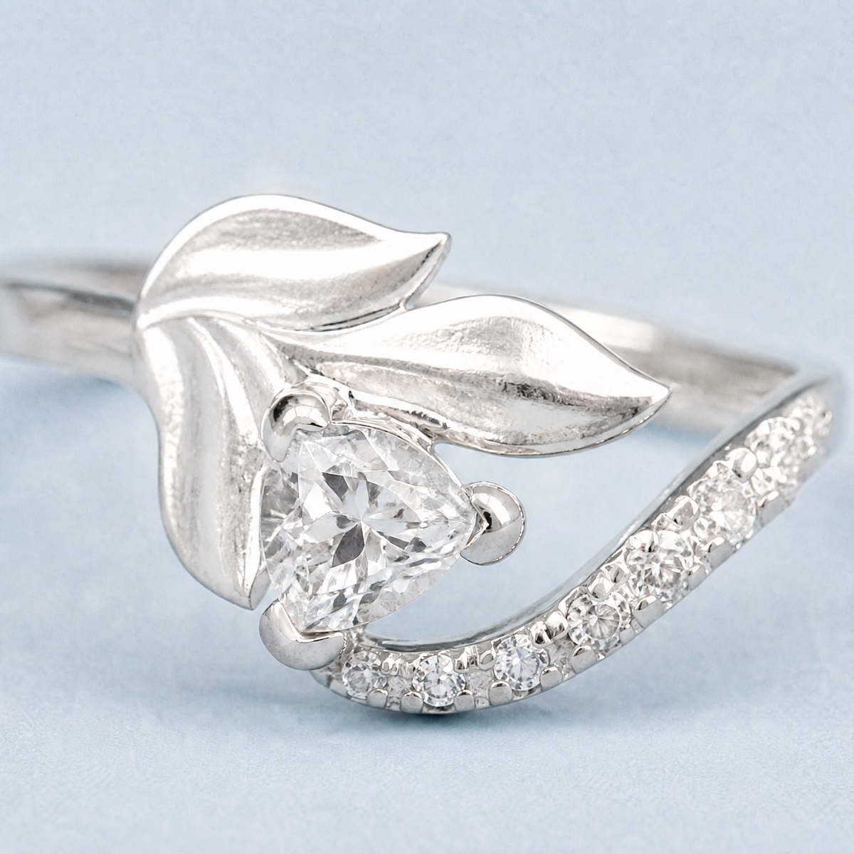 Heart and Leaf Wrap Ring in 925 sterling silver, close-up of the heart and leaves