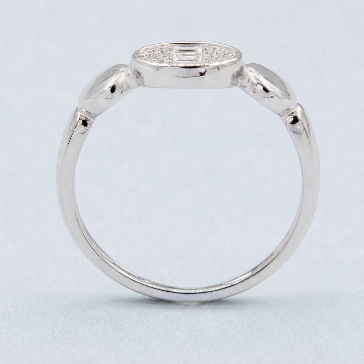 Oval Baguette Disc Ring in 925 sterling silver, upright view