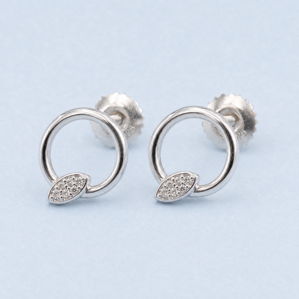 Leaf Sparkle Circle Stud Earrings in 925 sterling silver, angled view