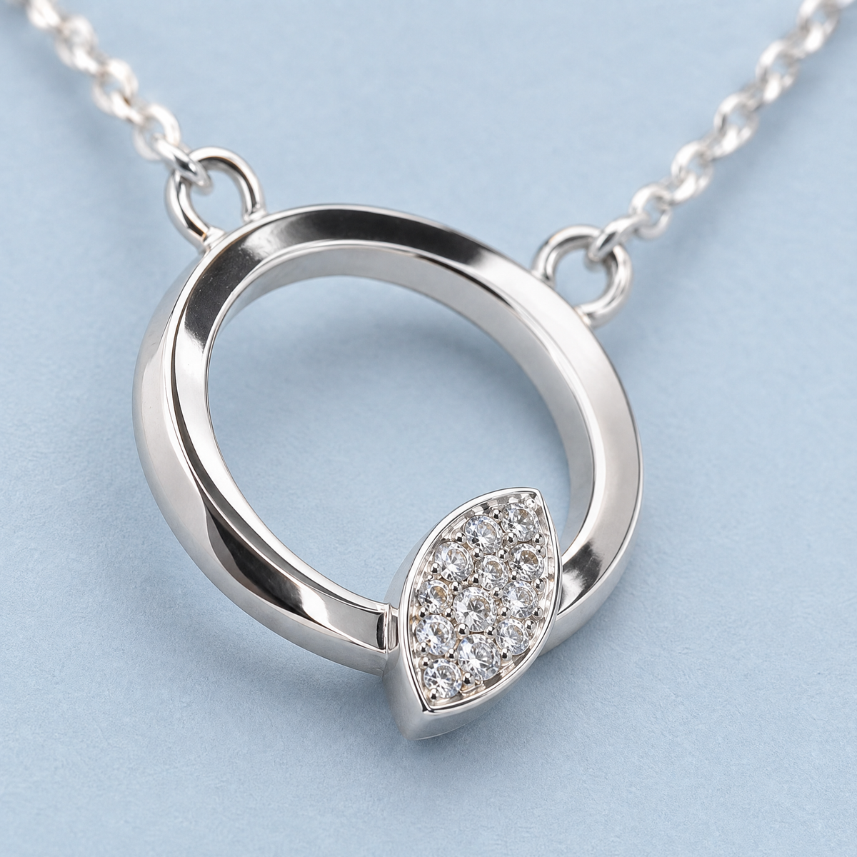 Leaf Sparkle Circle Necklace in 925 sterling silver, close-up of the pendant