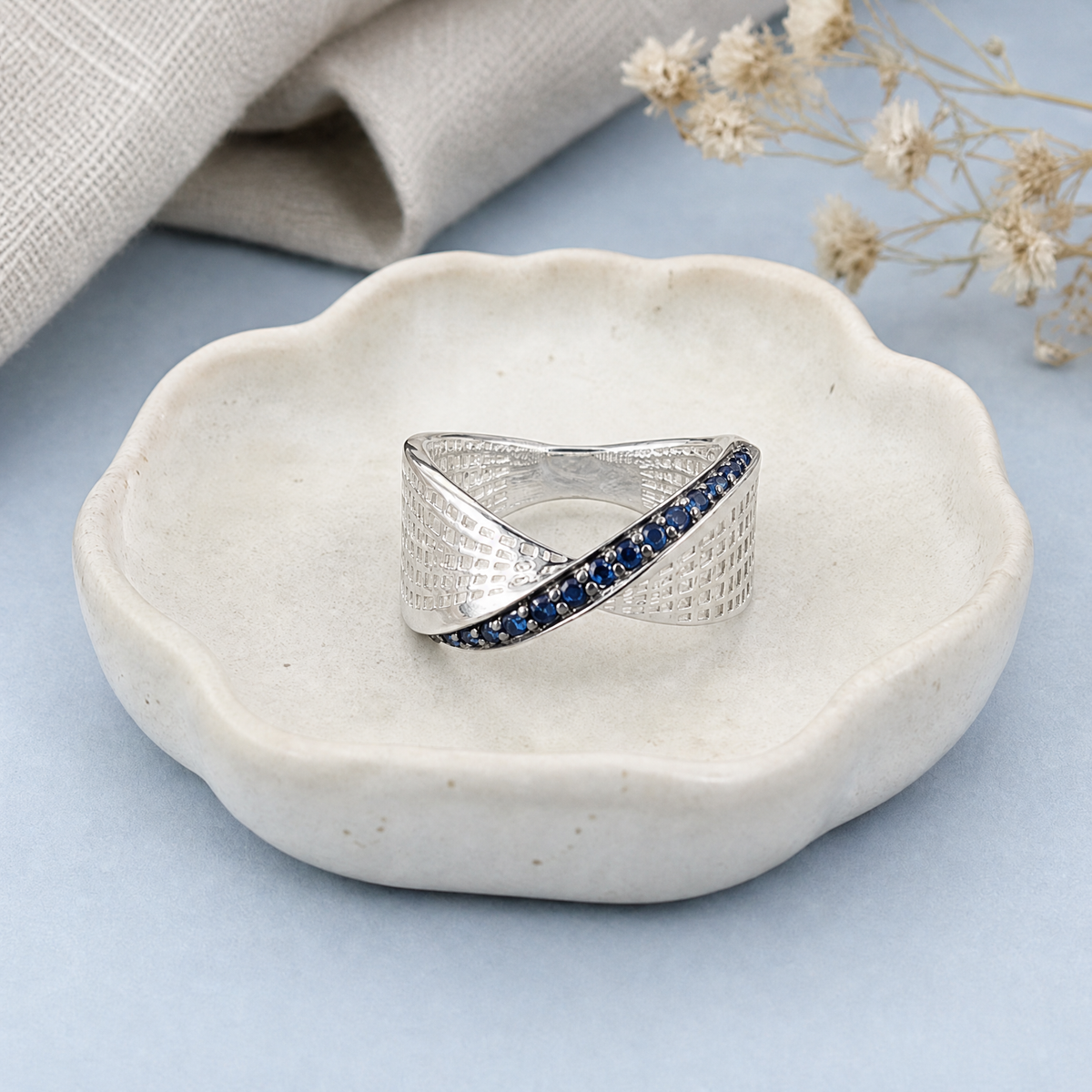 Blue Twist Lattice Band Ring in 925 sterling silver, in a ceramic dish